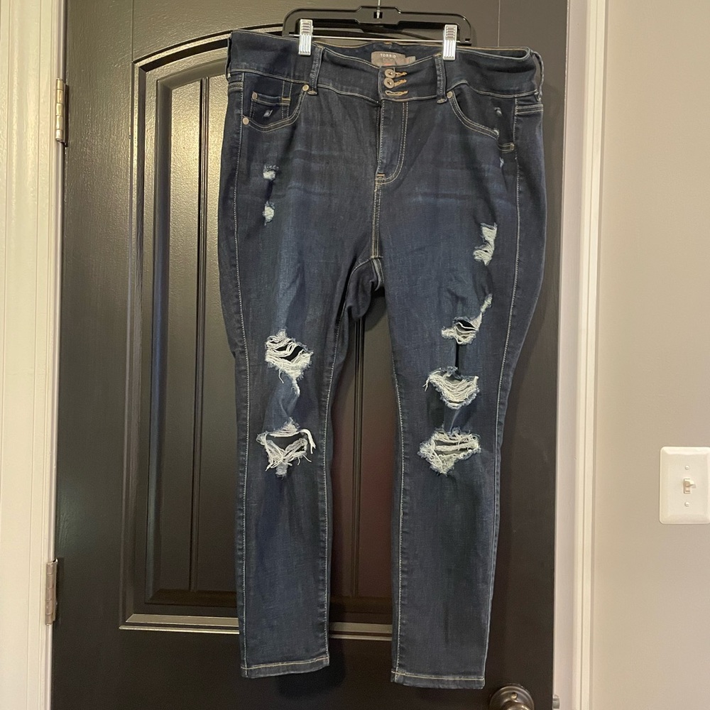 Like new Torrid distressed jeggings super soft with pockets front and back.
